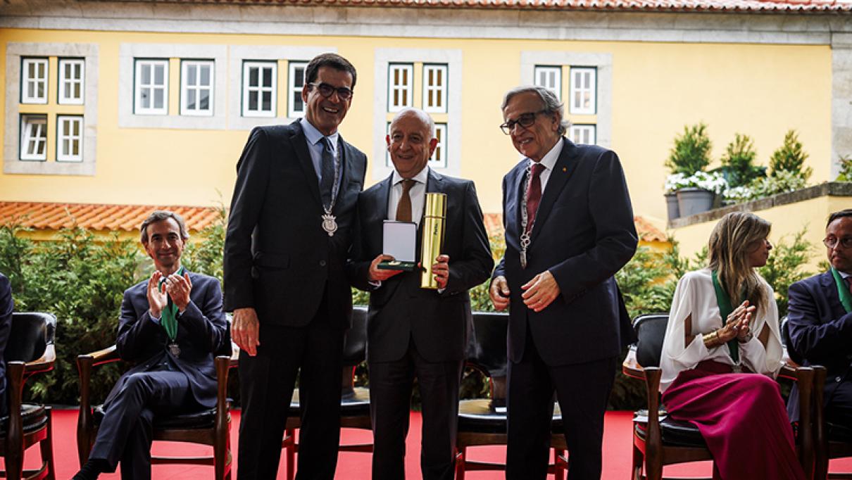 Prof. Alberto castro a receber medalha