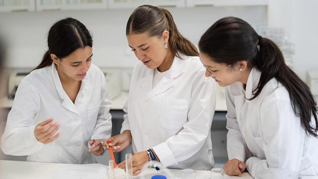 Estudantes a fazer uma experiência