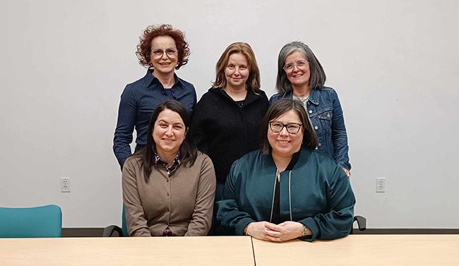 Fotografia das docentes da UCP Ângela Azevedo, Armanda Gonçalves e Eva Dias de Oliveira, com Gloriana Trujillo e Cassandra Volpe Horii, na Universidade de Stanford